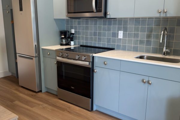 Studio Lakeview Fully Stocked Kitchen